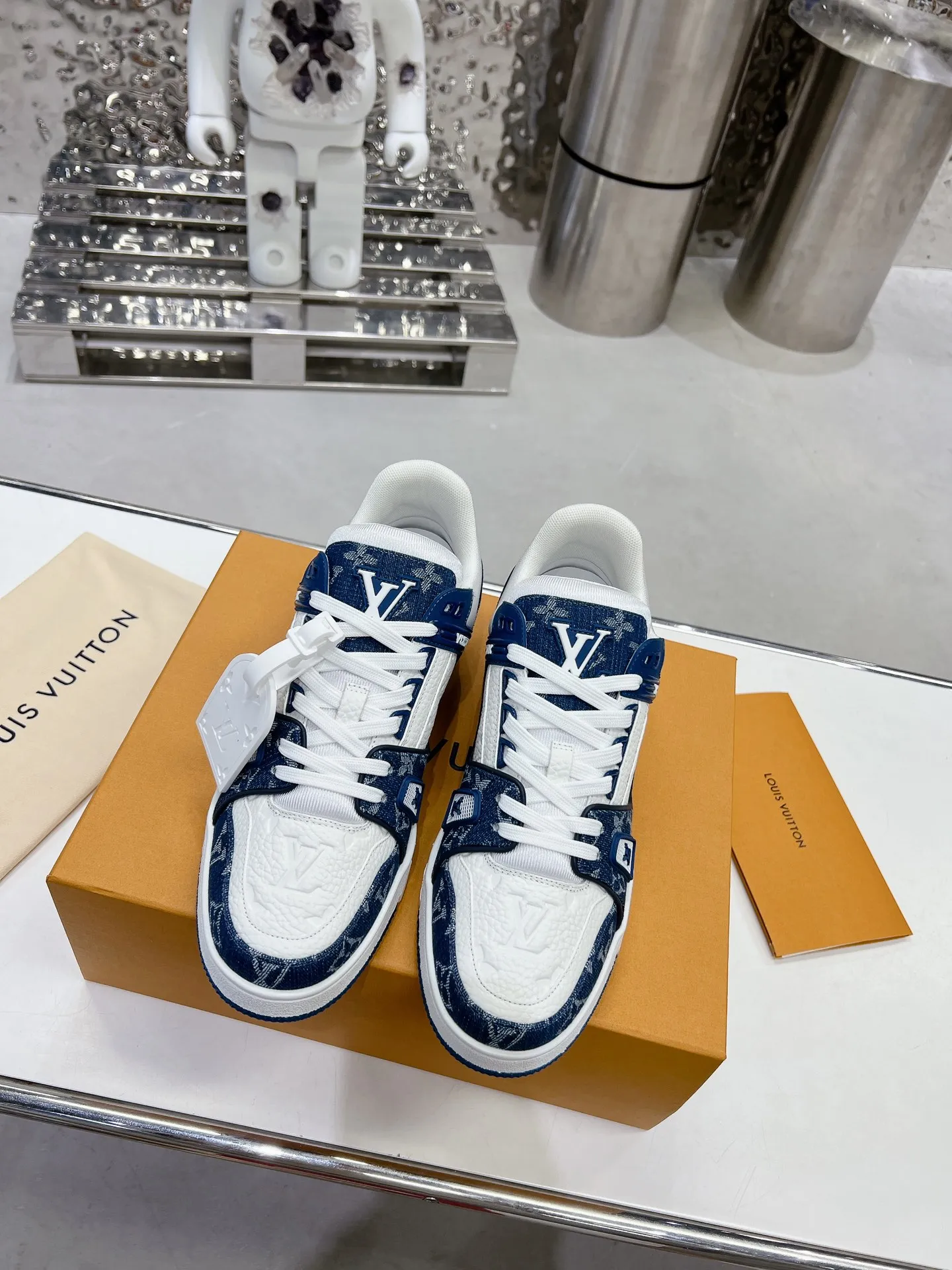 👟👟Ex-factory price 840👟👟 LV top version 2023 new model. Purchasing quality LV~Louis Vuitton Lv TRAINER's best-looking sneakers, Donkey Brand strongly recommends new products, official website limited edition retro basketball sneakers! Both high-cut and low-cut products cost money to purchase an accurate 1:1 replica of the original version. The details are invincible and full of sincerity. The imported and customized original cowhide leather is the same as the original version. The details are 100% restored. The private model customizes the original one-piece T👟👟 ex-factory price U outsole. It is different from other brands. Without the original version, this effect cannot be achieved!    Men's and women's models 35-40 39-45 (45 and 46 are customized and cannot be returned or exchanged)